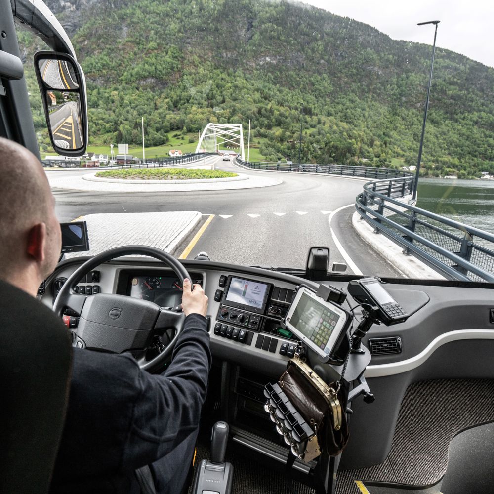 Bussjåfør med utsikt mot Loftesnesbrui i Sogndal. Foto: Thor-Aage Lillestøl